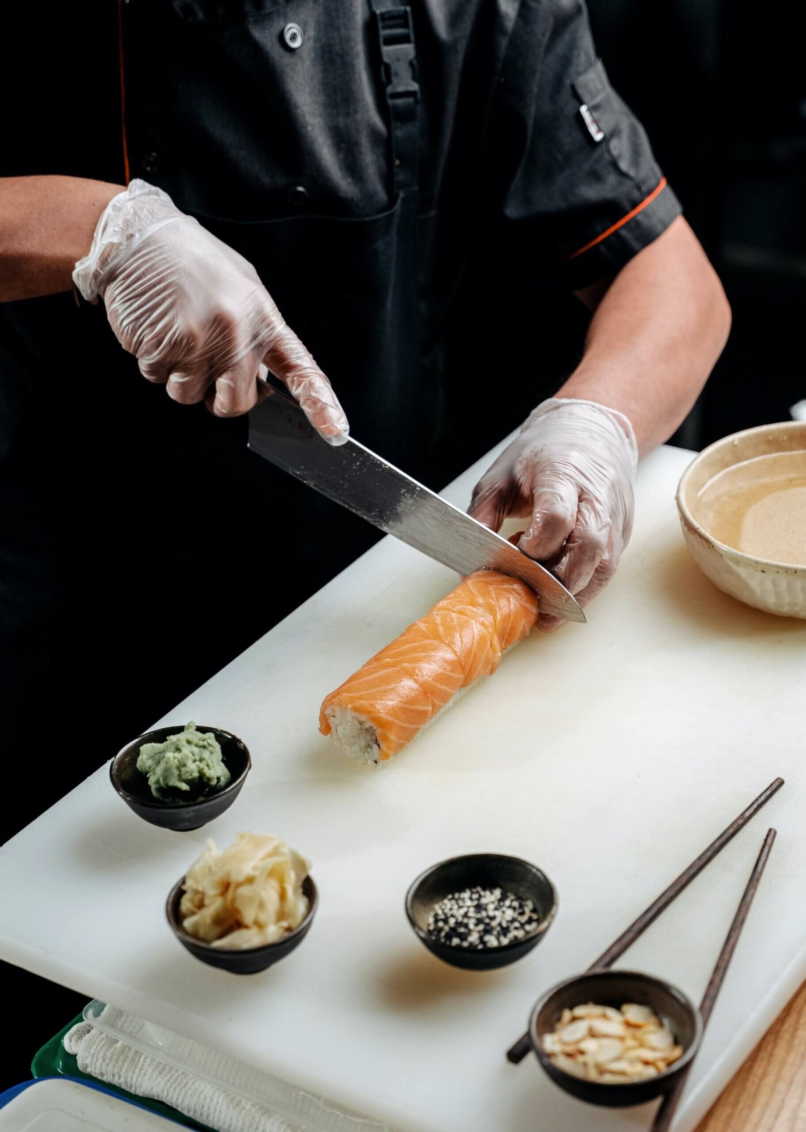 Cuoco taglia pesce con coltello