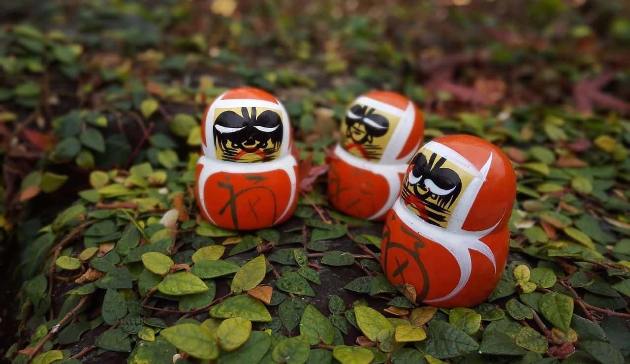 Daruma e meditazione: la pratica zen attraverso le statuette Daruma e meditazione