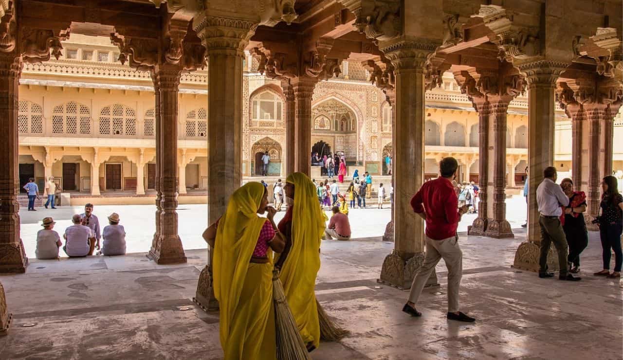 Estate in India Turisti e passanti al tempio