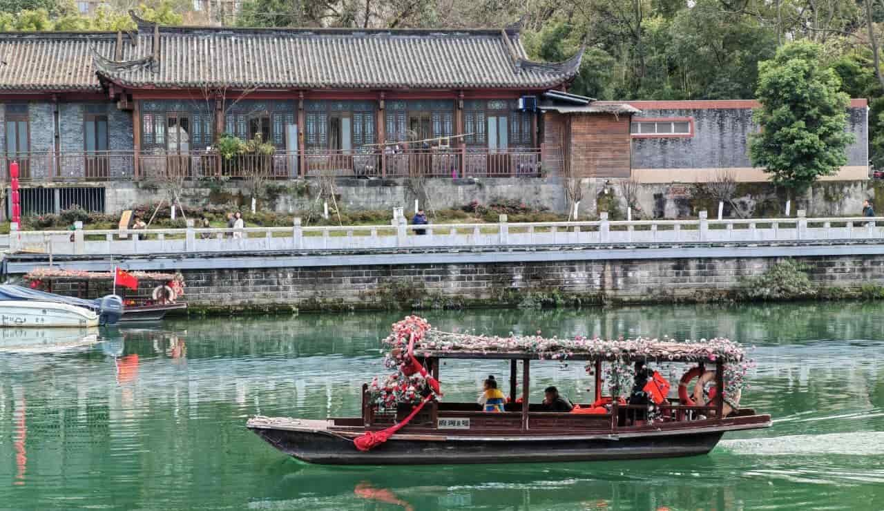 Giro panoramico sulla tradizionale barca cinese dei fiori
