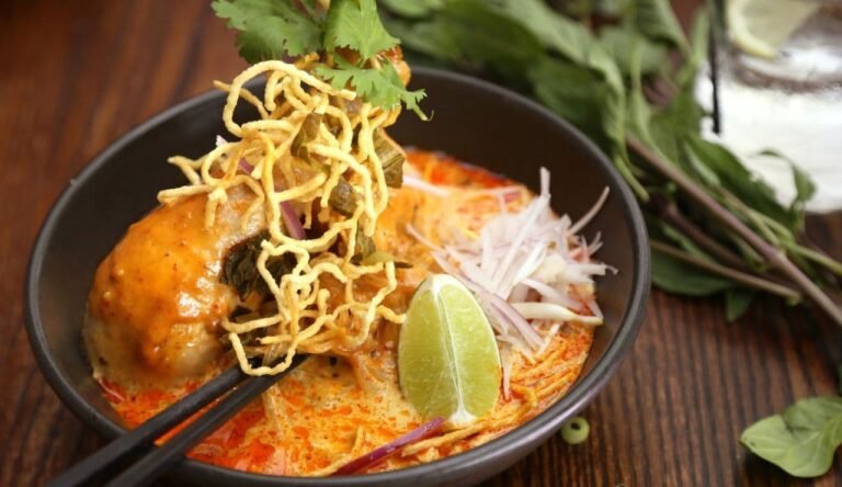 Panaeng Curry Khao Soi - noodles al curry del Nord della Thailandia Khao Soi noodles al curry