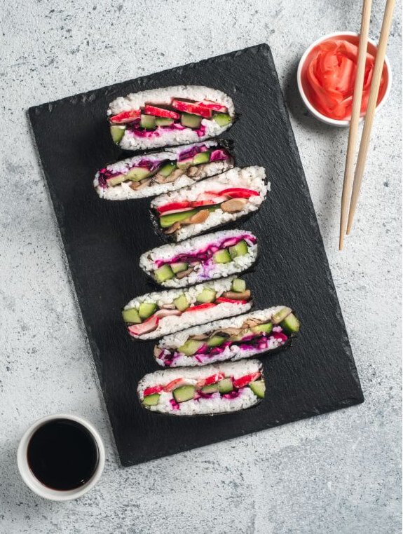 Onigirazu con salsa e bacchette