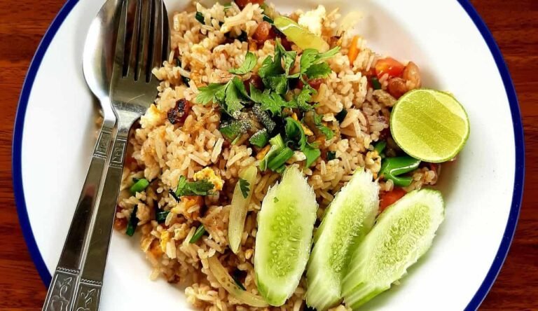 Som Tam Pad Krapow Moo Saap - il piatto di riso fritto con maiale che tutti amano Pad Krapow Moo Saap il piatto di riso fritto con maiale