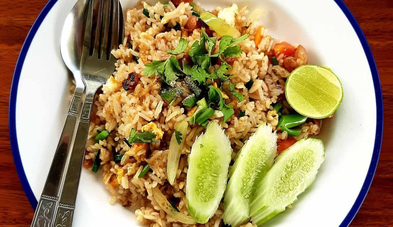 Pad Krapow Moo Saap il piatto di riso fritto con maiale