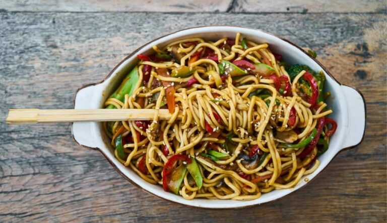 Pad See Ew noodles di riso con salsa di soia e verdure