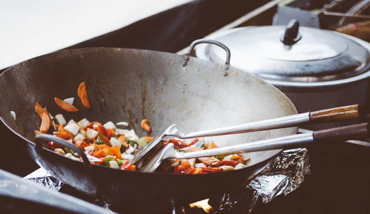 Saltare i cibi in padella, wok
