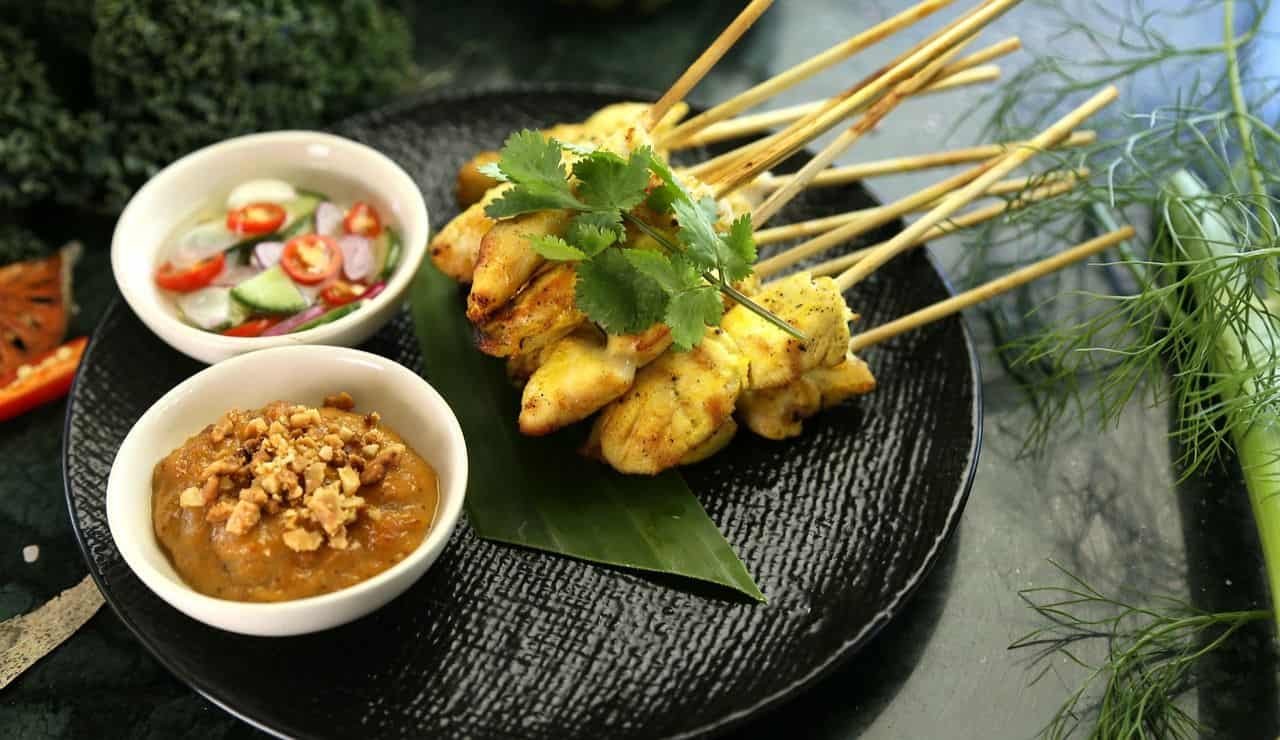 Satay di pollo