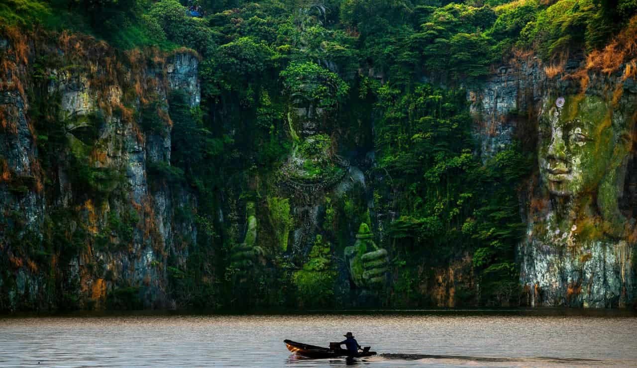 Sculture sulla scogliera