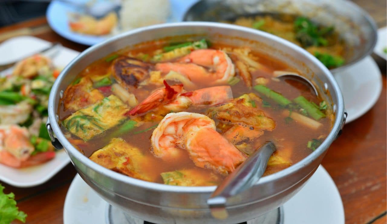 Tom Yum Goong preparare la famosa zuppa piccante di gamberi