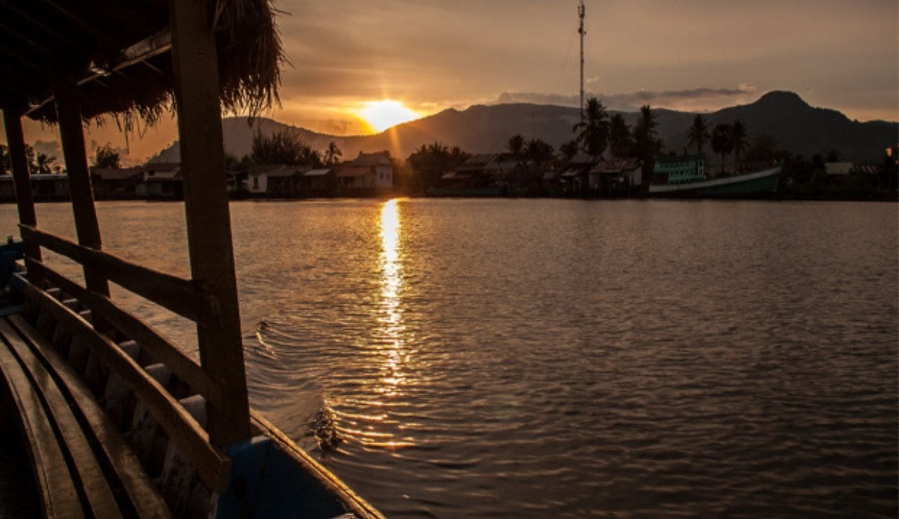 Viaggiare in estate in Cambogia esplorare le grotte a Kampot