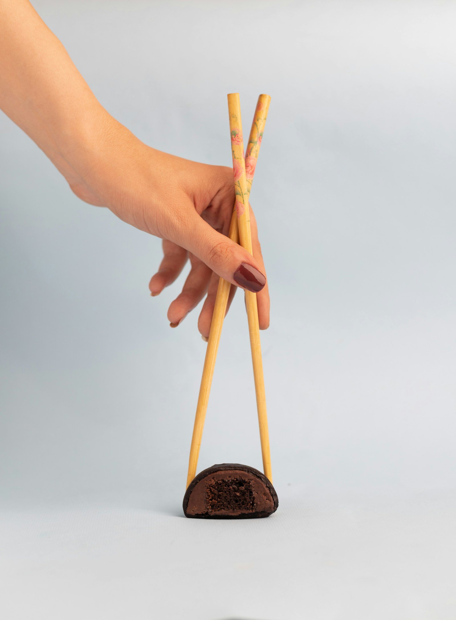 bacchette giapponesi Bacchette giapponesi (hashi): come si chiamano, come si usano e il galateo Mano che tiene un paio di bacchette in legno