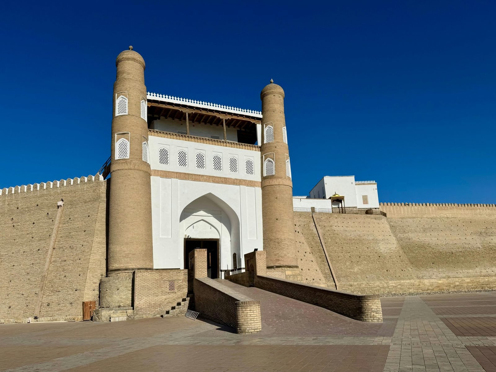 bukhara cosa vedere Bukhara: 13 cose da vedere in 1 o 2 giorni (2026) La porta d'ingresso dell'Ark di Bukhara, con le due torri di mattoni e la rampa di accesso