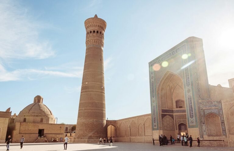 uzbekistan come vestirsi Bukhara: 13 cose da vedere in 1 o 2 giorni (2026) Il minareto Kalon e il portale della moschea Kalon nel complesso Po-i-Kalyan a Bukhara, in Uzbekistan