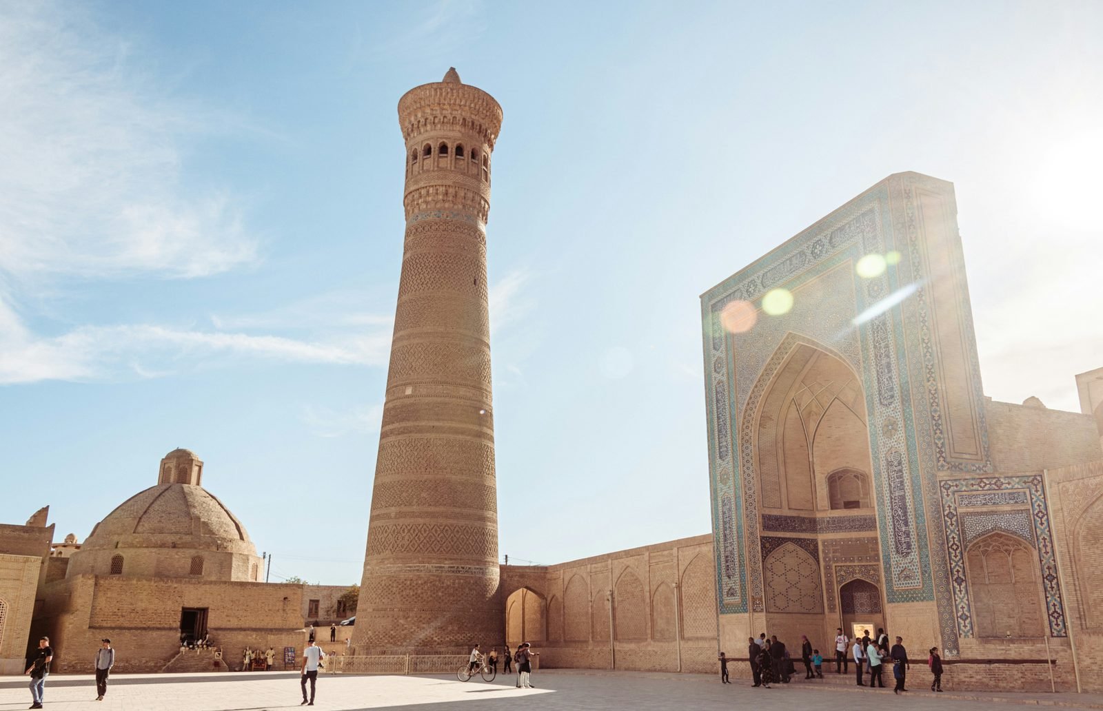 Il minareto Kalon e il portale della moschea Kalon nel complesso Po-i-Kalyan a Bukhara, in Uzbekistan