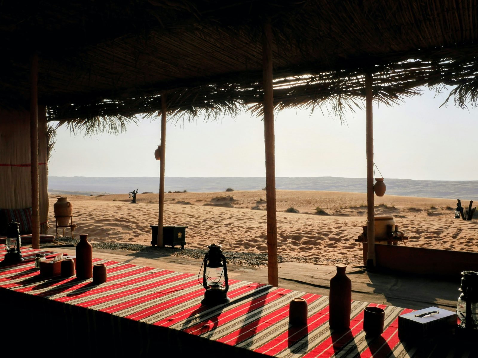 capodanno in oman Capodanno in Oman: dove festeggiare il 31, meteo, prezzi e cosa fare Il majlis di un campo nel deserto dell'Oman, con tappeti rossi, una lanterna e la tettoia di palma aperta sulle dune