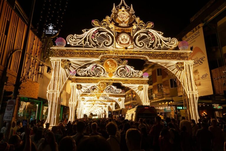 capodanno in oman Capodanno a Chiang Mai: fuochi, lanterne, meteo e dove dormire Un arco di luci dorate sopra una strada di Chiang Mai piena di gente durante la festa di Loy Krathong