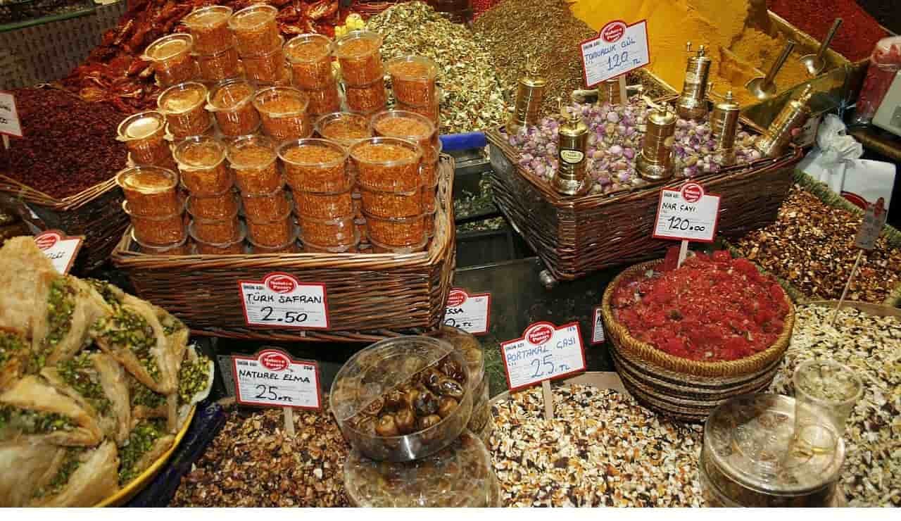 cibo e spezie del mercatino di Istanbul