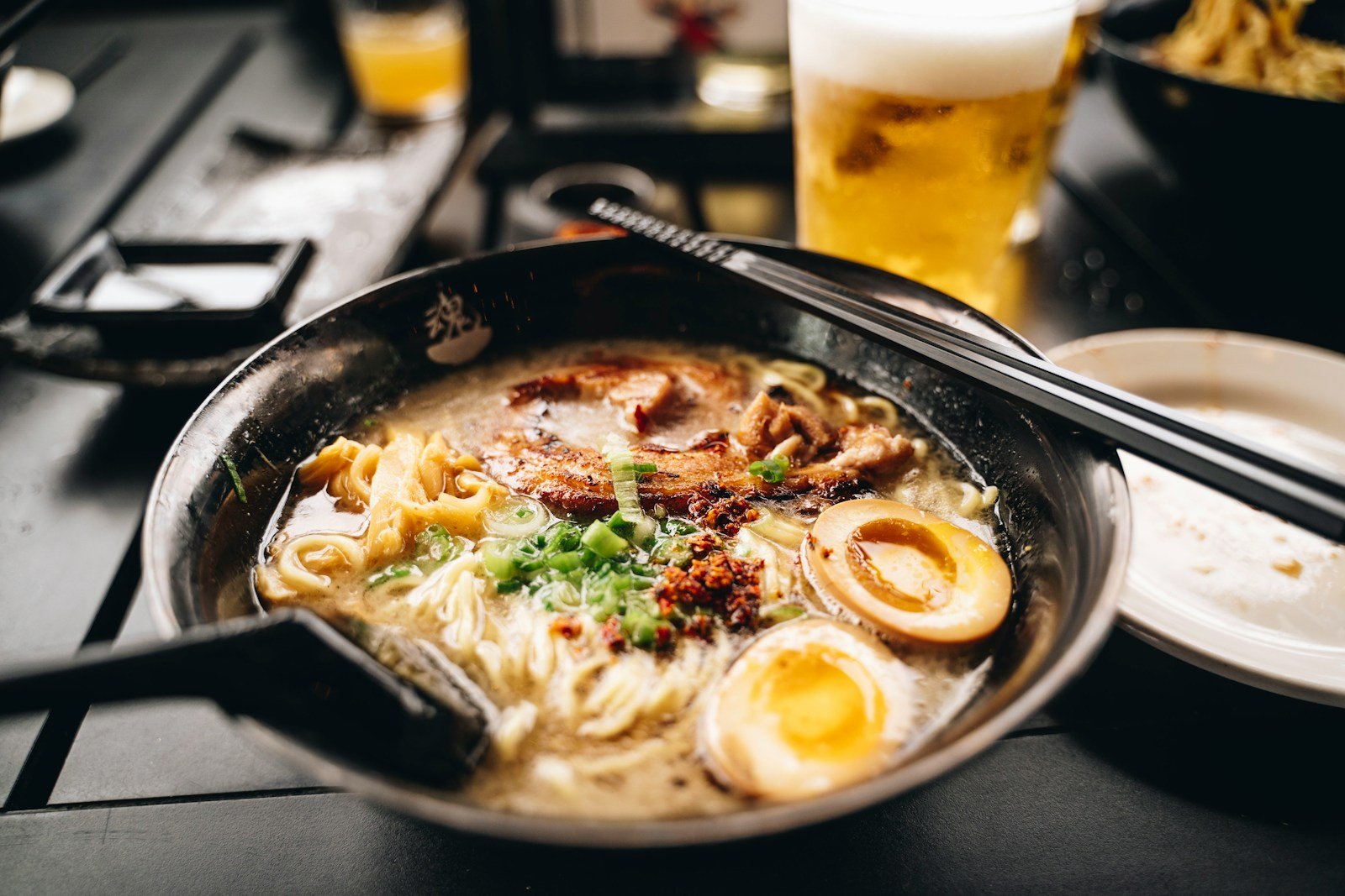 cos'è il ramen Cos'è il ramen giapponese: significato e come è fatto Ciotola di ramen con uovo e carne, bacchette appoggiate sul bordo