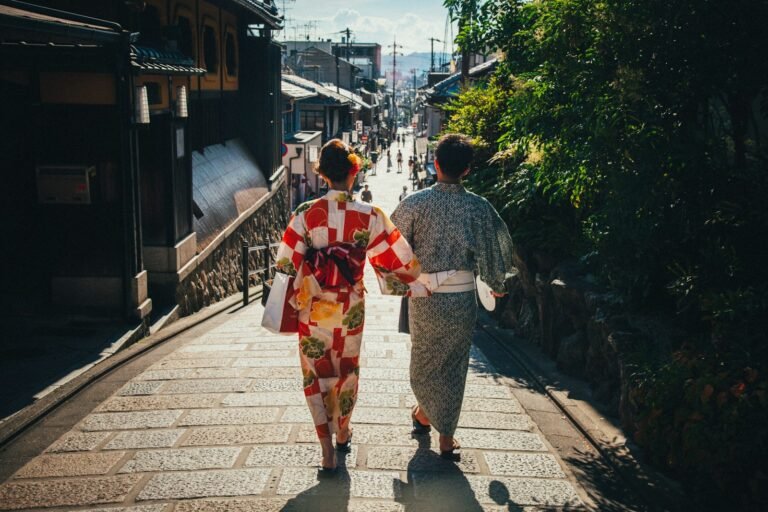 Due persone in kimono che camminano in una strada di Kyoto