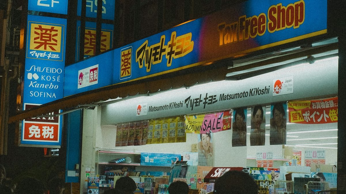 medicine da portare in giappone Medicine da portare in Giappone: cosa è permesso e cosa è vietato (2026) Farmacia Matsumoto Kiyoshi a Osaka con il cartello 薬 che indica i medicinali