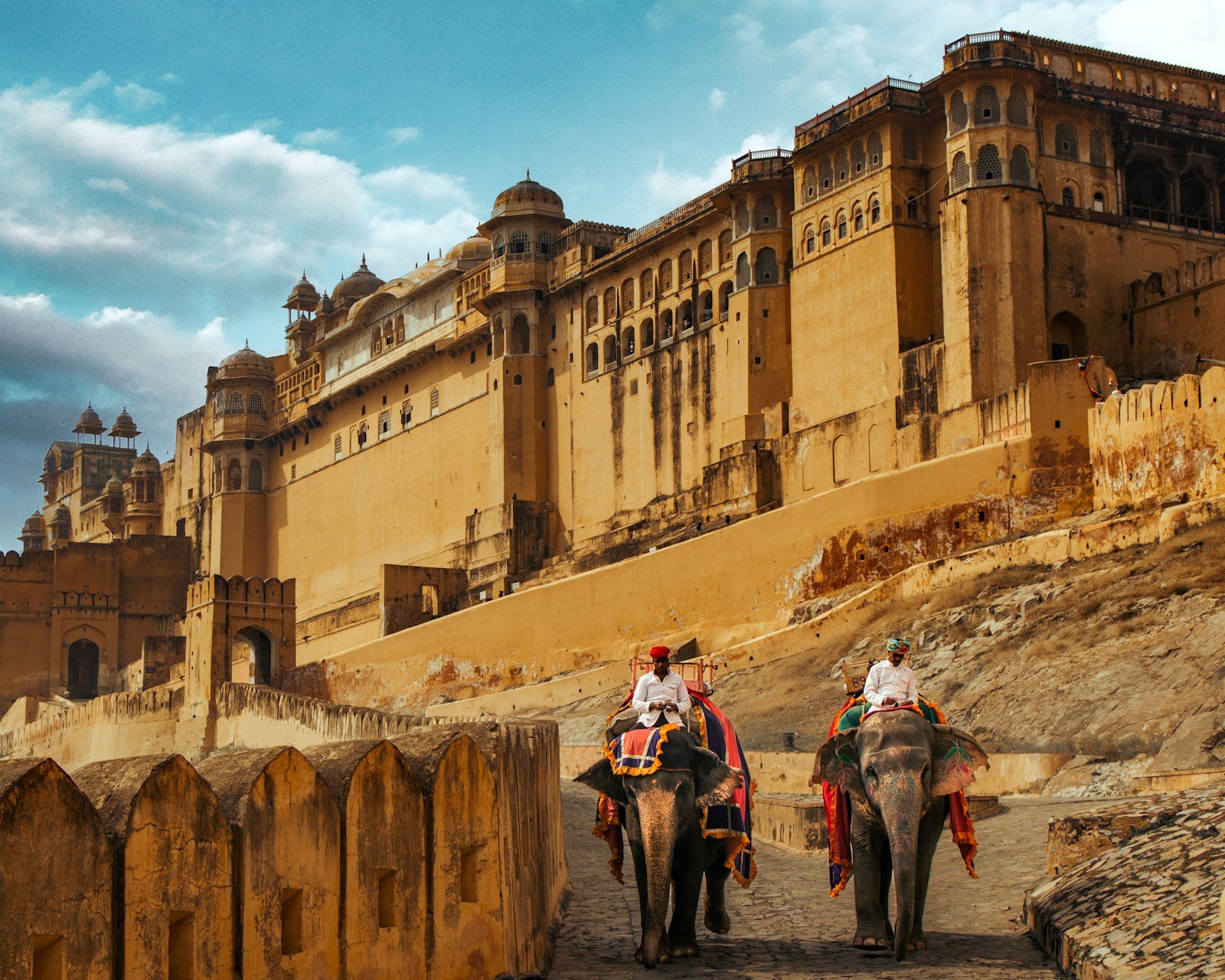 jaipur cosa vedere Jaipur, la città rosa: cosa vedere in 1 o 2 giorni Il Forte di Amber sulla collina vicino a Jaipur