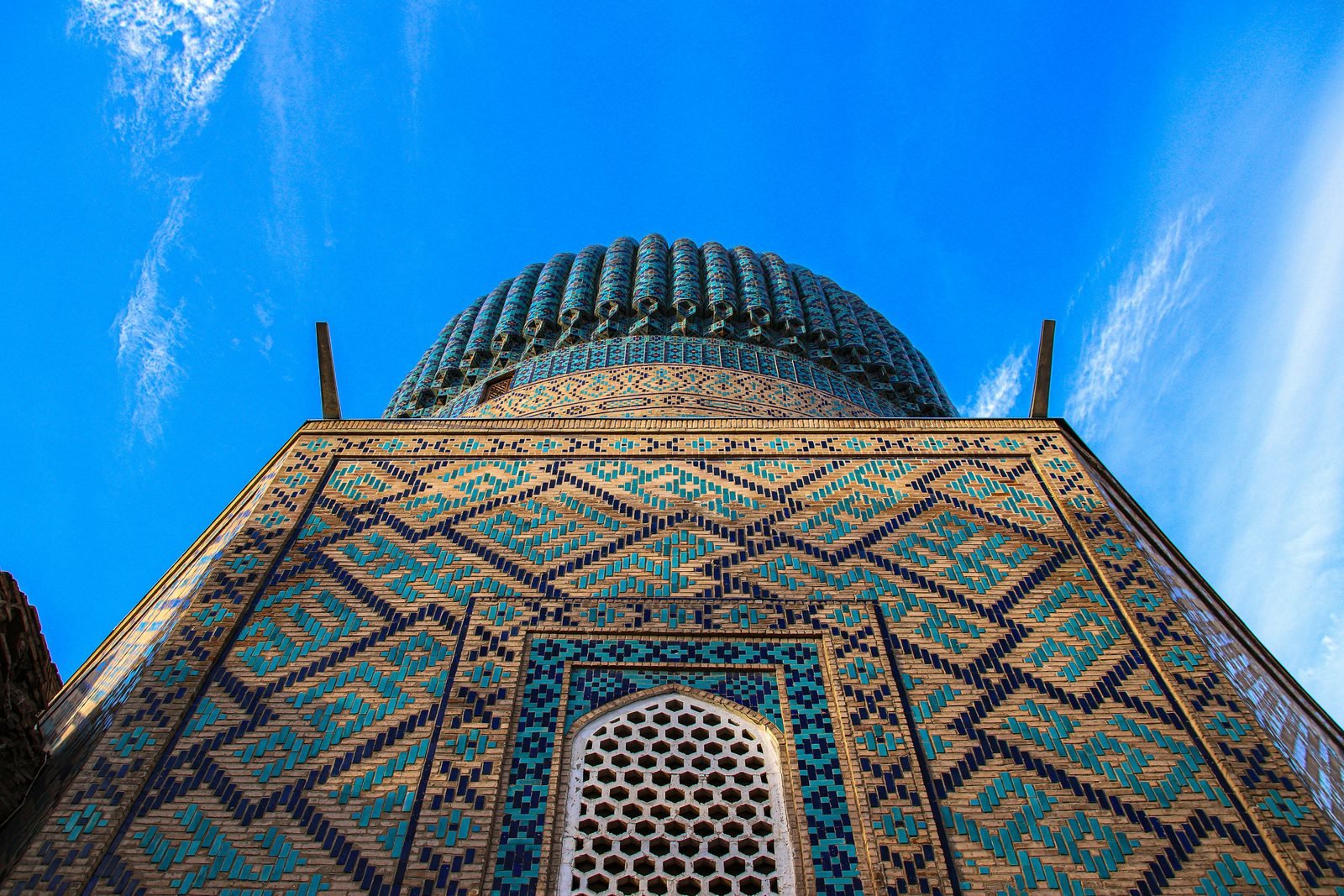 uzbekistan quanto costa Quanto costa un viaggio in Uzbekistan: una settimana e 10 giorni (2026) La cupola azzurra a costoloni del mausoleo Gur-e-Amir a Samarcanda vista dal basso, sopra il tamburo decorato a motivi geometrici