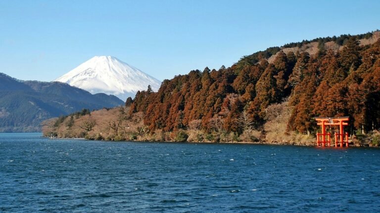 Il lago Ashi di Hakone con il monte Fuji innevato e il torii rosso sulla riva