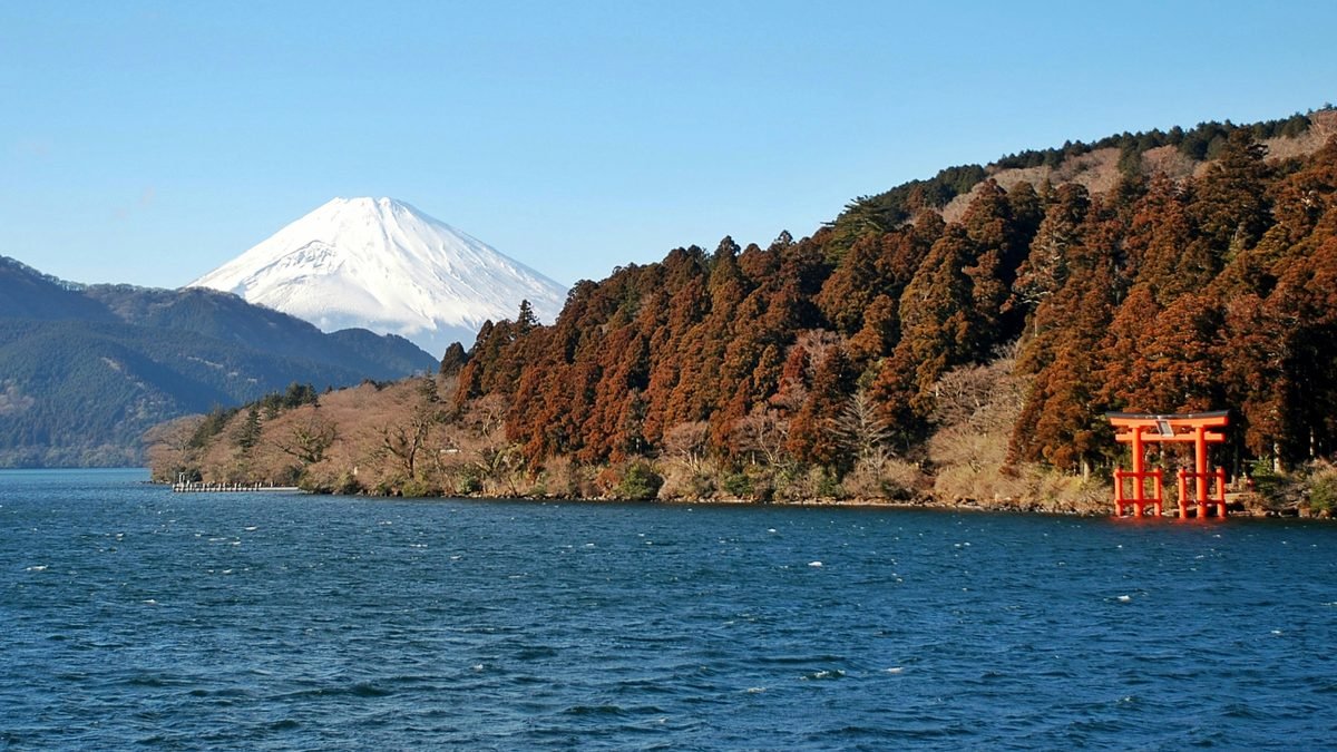 giappone 10 giorni Giappone in 10 giorni: itinerario per il primo viaggio (2026) Il lago Ashi di Hakone con il monte Fuji innevato e il torii rosso sulla riva