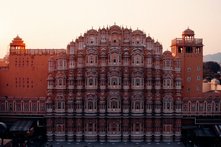 Facciata rosa dell'Hawa Mahal, il Palazzo dei Venti di Jaipur