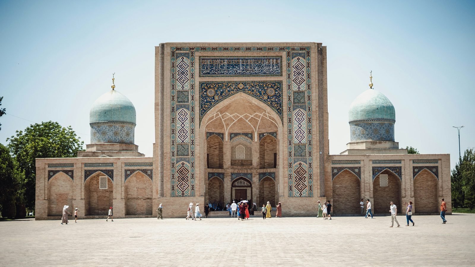 uzbekistan come vestirsi Come vestirsi in Uzbekistan: donne, moschee e stagioni (2026) La madrasa Barak-Khan nel complesso Hazrati Imam di Tashkent, con il portale decorato, due cupole turchesi e visitatori sulla piazza