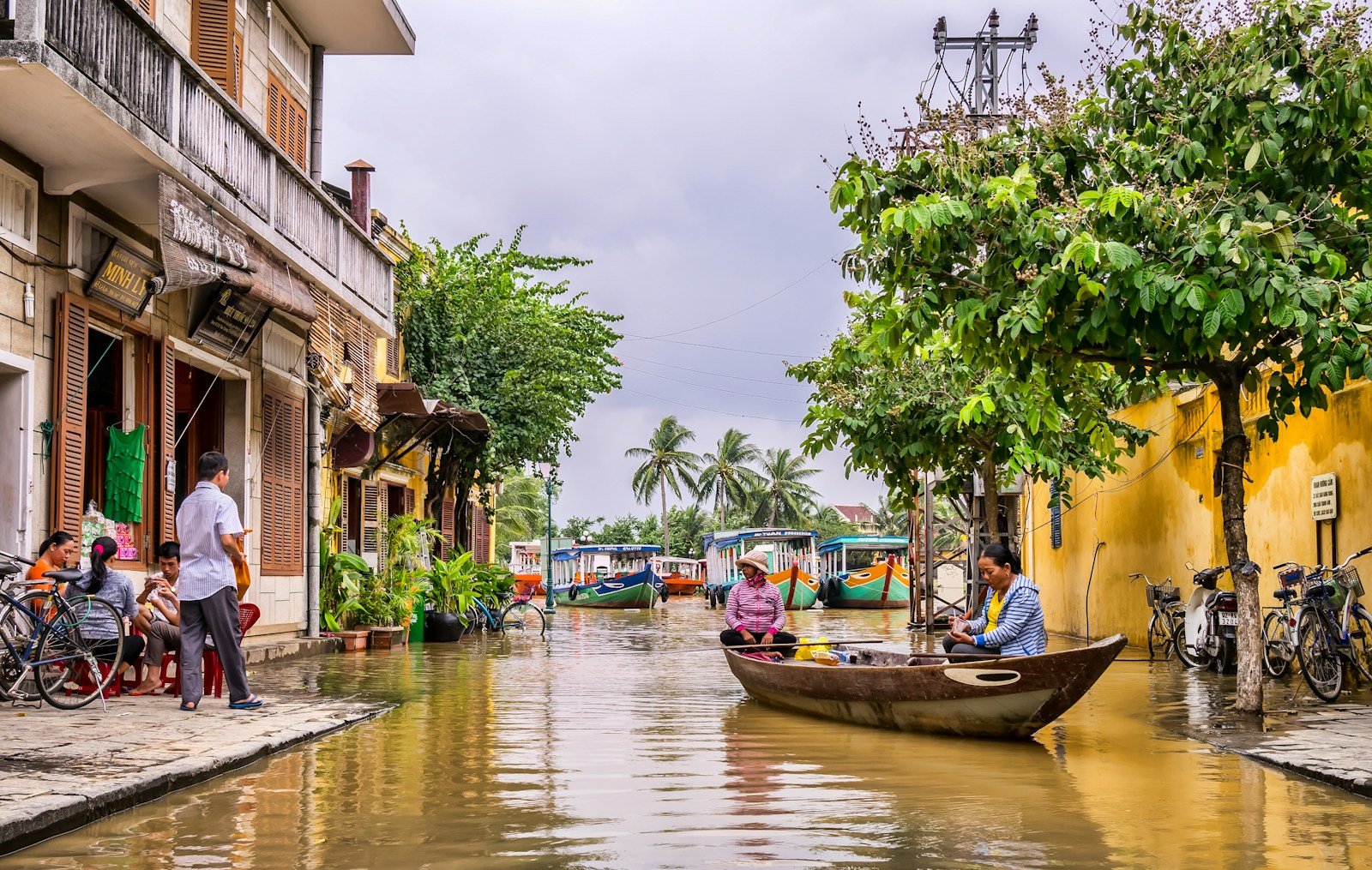 quando andare in vietnam Quando andare in Vietnam: il periodo migliore zona per zona Strada allagata a Hoi An durante la stagione delle piogge