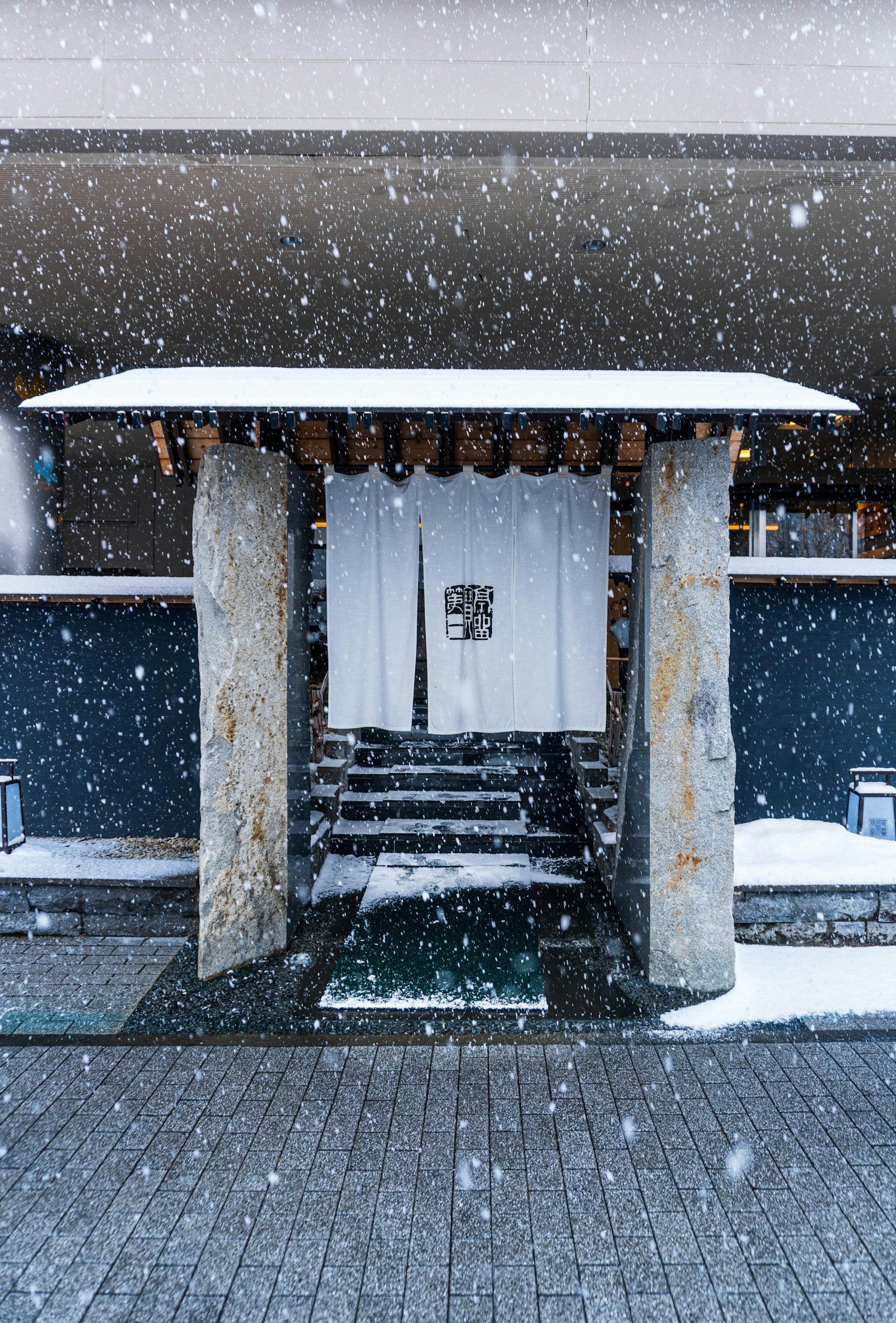 onsen giappone regole Onsen in Giappone: regole, tatuaggi e come funziona Ingresso di un onsen con il noren appeso, sotto la neve, a Jozankei