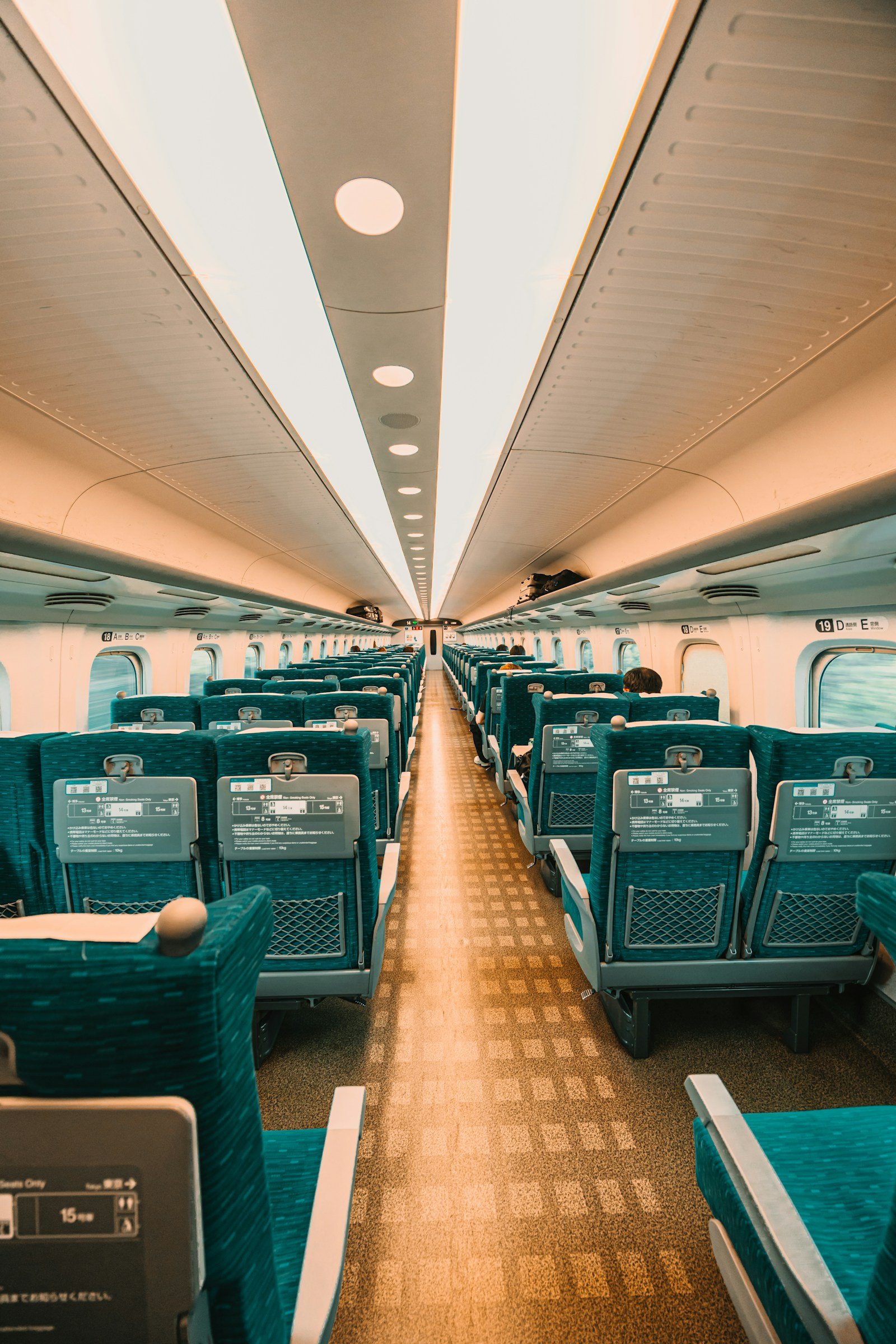 Interno di una carrozza dello Shinkansen con le file di sedili