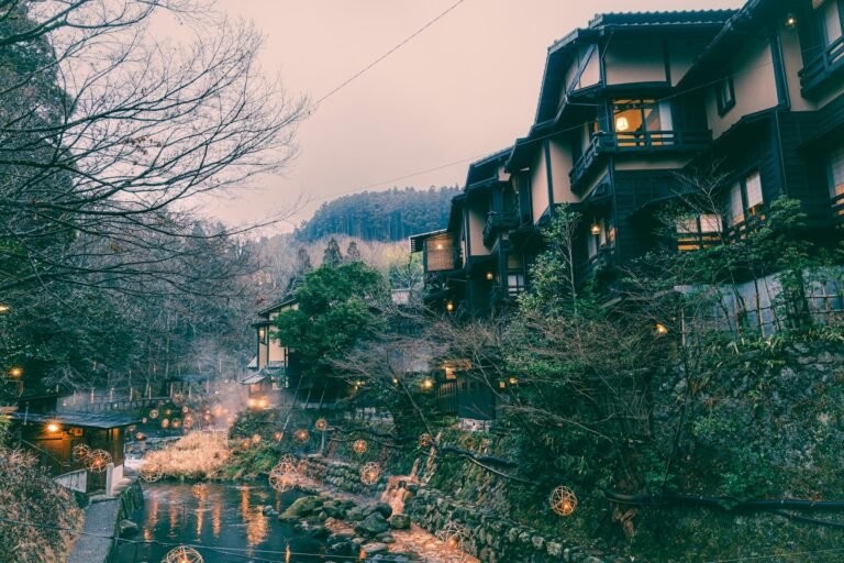 Il villaggio termale di Kurokawa Onsen lungo il fiume, tra gli alberi