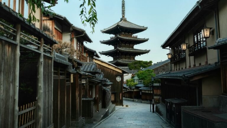 assicurazione viaggio giappone Giappone in 7 giorni: itinerario di una settimana (2026) La pagoda Yasaka vista dalla via Sannenzaka a Kyoto, con le case tradizionali in legno