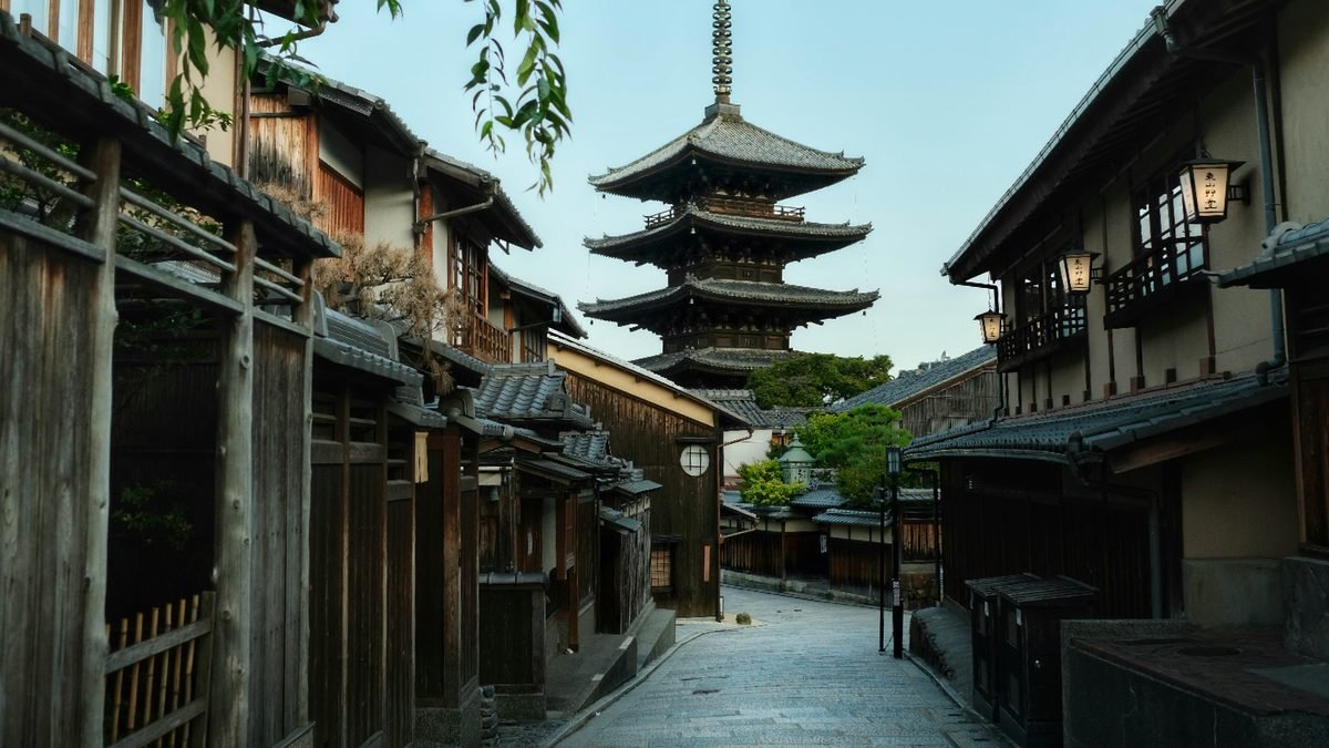 giappone 7 giorni Giappone in 7 giorni: itinerario di una settimana (2026) La pagoda Yasaka vista dalla via Sannenzaka a Kyoto, con le case tradizionali in legno