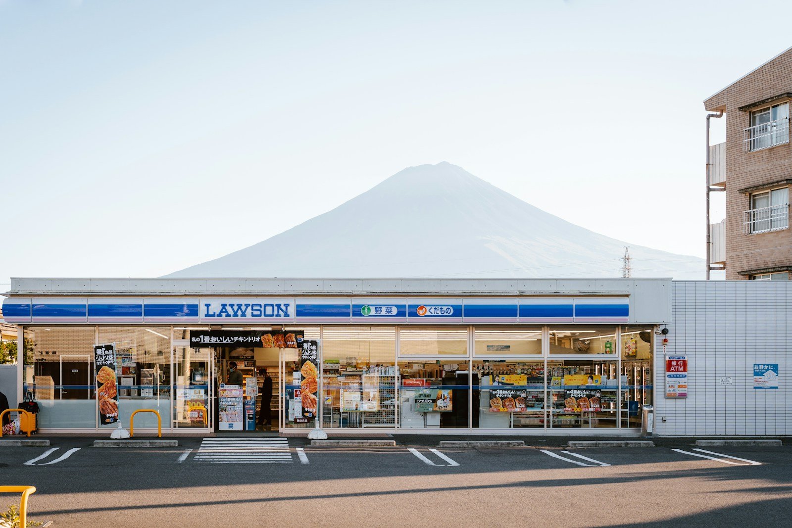 konbini giappone Konbini in Giappone: cosa sono, cosa comprare e cosa mangiare Un konbini Lawson con il monte Fuji sullo sfondo