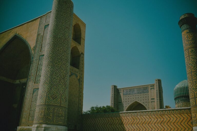 uzbekistan come pagare Dove dormire a Samarcanda, Bukhara e Khiva: zone e hotel (2026) La moschea di Bibi-Khanym a Samarcanda, con un minareto rivestito di mattoni decorati e una cupola azzurra