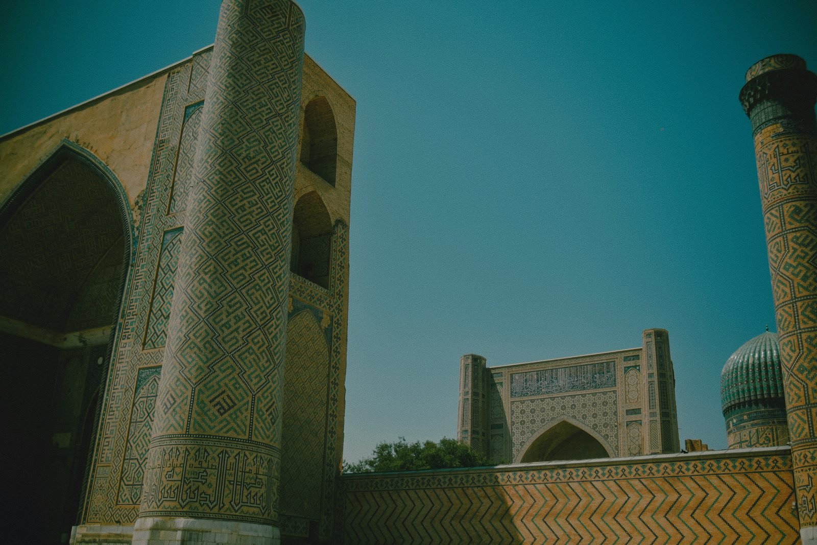 La moschea di Bibi-Khanym a Samarcanda, con un minareto rivestito di mattoni decorati e una cupola azzurra