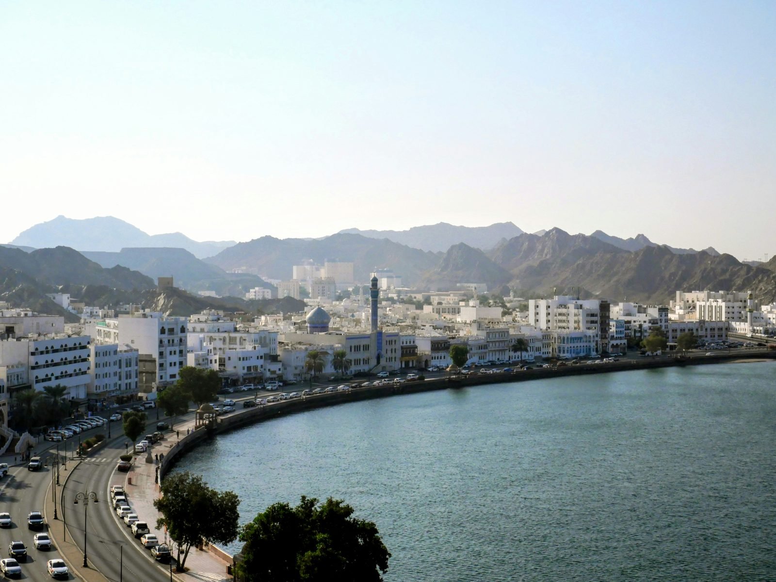 assicurazione viaggio oman Assicurazione viaggio Oman: è obbligatoria, quanto costa e cosa deve coprire (2026) Il lungomare di Muttrah a Muscat con le case bianche e le montagne dell'Hajar sullo sfondo
