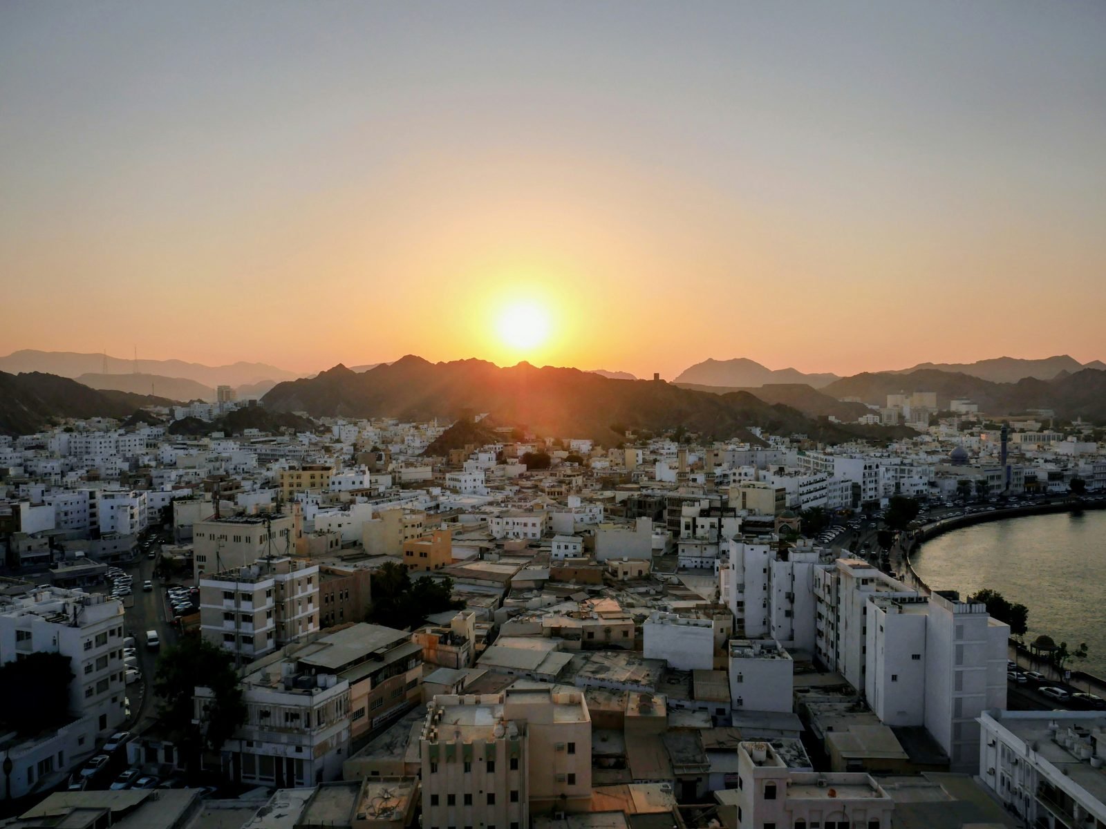 oman quanto costa una settimana Quanto costa un viaggio in Oman: budget per una settimana e 10 giorni (2026) I palazzi bianchi di Muttrah e il porto di Muscat al tramonto