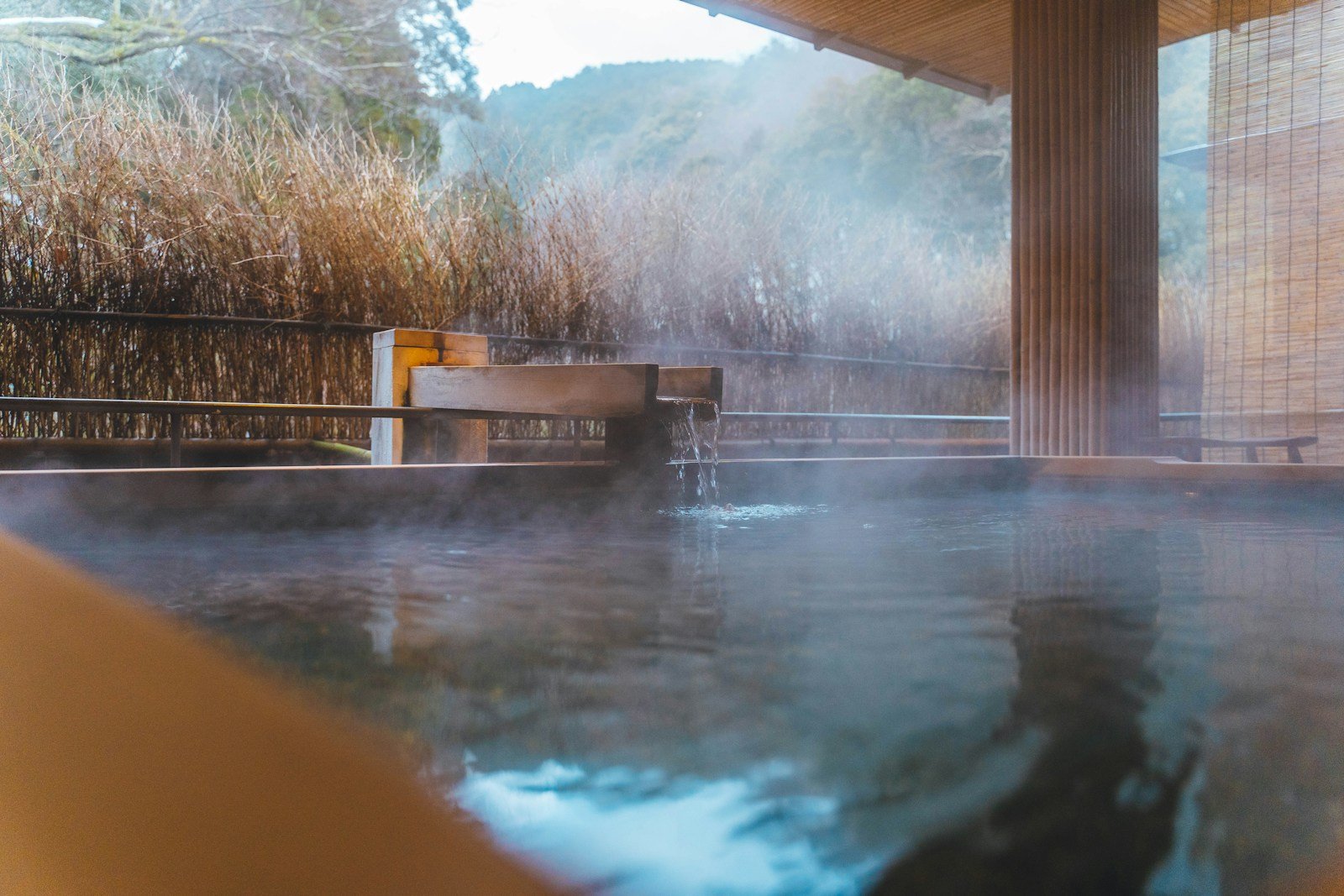 viaggio di nozze in giappone Viaggio di nozze in Giappone: itinerario, costi e consigli per la luna di miele Vasca di un onsen privato all'aperto in un ryokan di Kinosaki