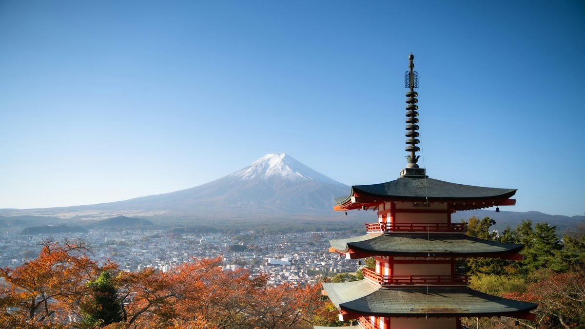Pagoda Chureito con il monte Fuji innevato e gli alberi in autunno