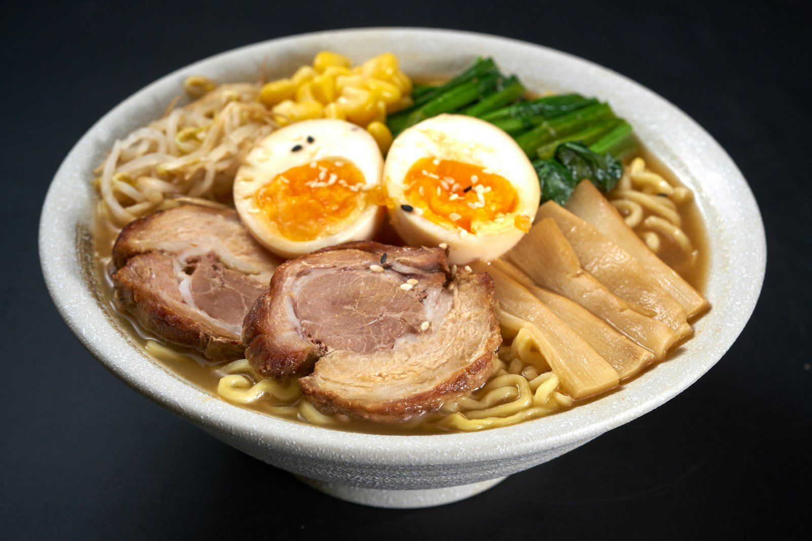chashu Chashu: cos'è e come si prepara il maiale brasato del ramen Ramen con fette di chashu, uovo marinato e cipollotto