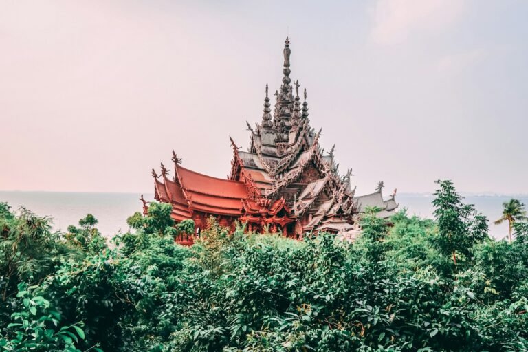 santuario della verità pattaya Santuario della Verità a Pattaya: biglietti, orari e cosa vedere Il Santuario della Verità di Pattaya visto dal belvedere, con il mare sullo sfondo