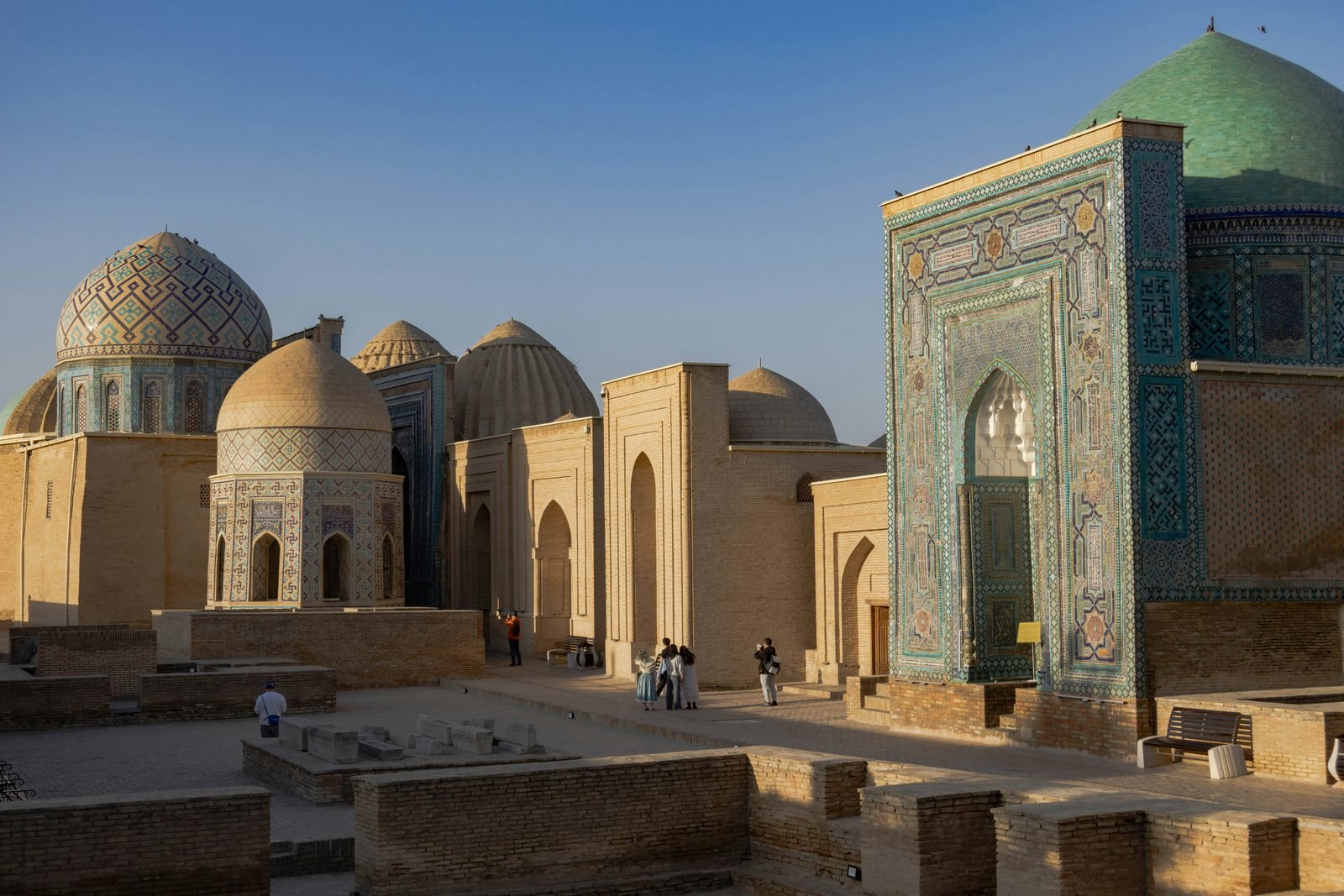 uzbekistan itinerario 10 giorni Uzbekistan in 10 giorni fai da te: itinerario in treno da Khiva a Tashkent (2026) Le cupole dei mausolei di Shah-i-Zinda a Samarcanda nella luce del primo mattino