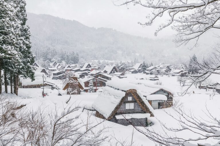 Il villaggio di Shirakawa-go coperto di neve tra le montagne