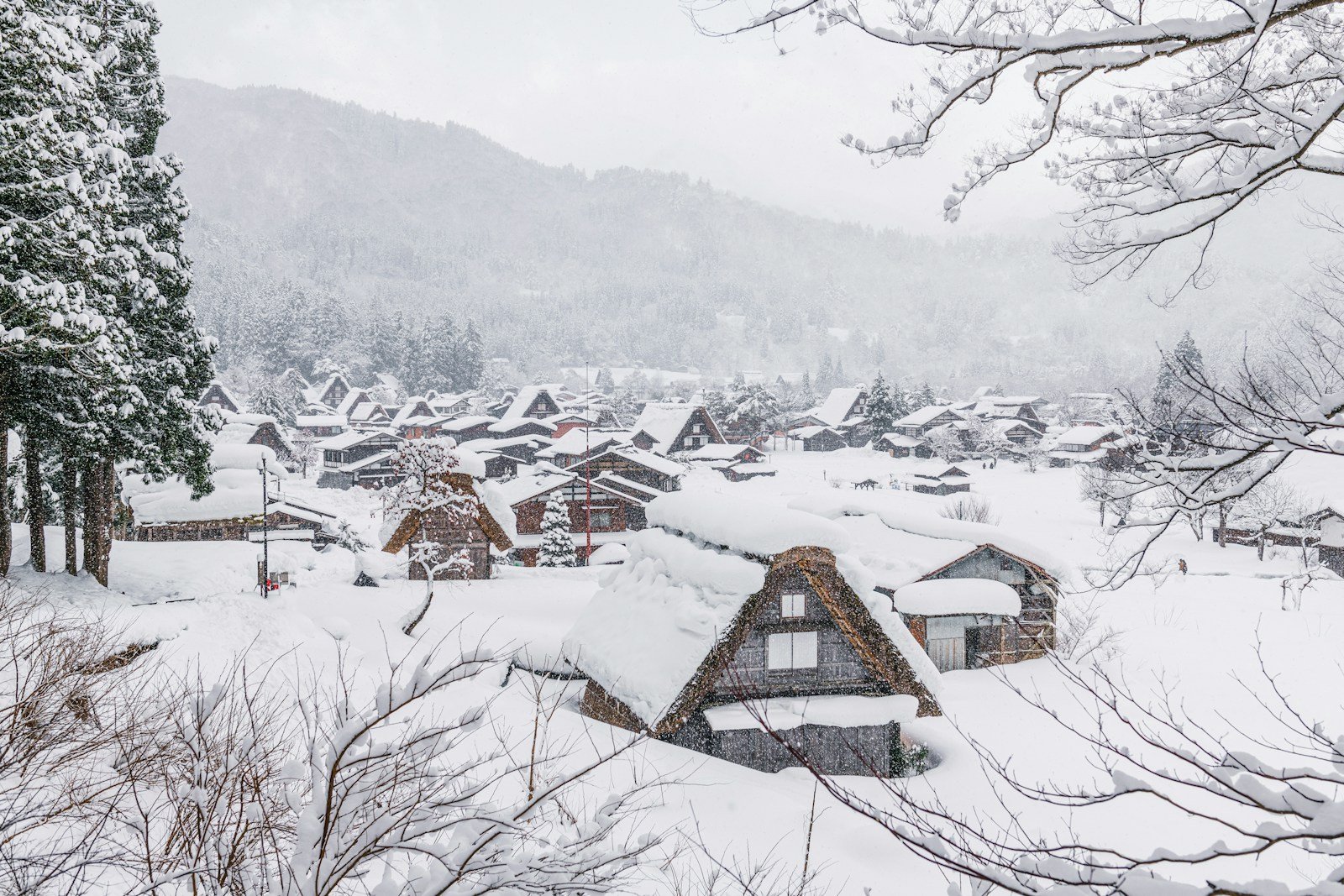 giappone a dicembre Giappone a dicembre: clima, temperature, cosa vedere e costi (2026) Il villaggio di Shirakawa-go coperto di neve tra le montagne
