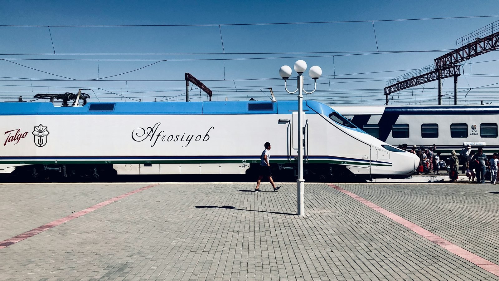 treni uzbekistan come prenotare Treni in Uzbekistan: come prenotare Afrosiyob e treno per Khiva (2026) La banchina della stazione di Bukhara a Kagan con un treno Afrosiyob fermo e un passeggero che cammina