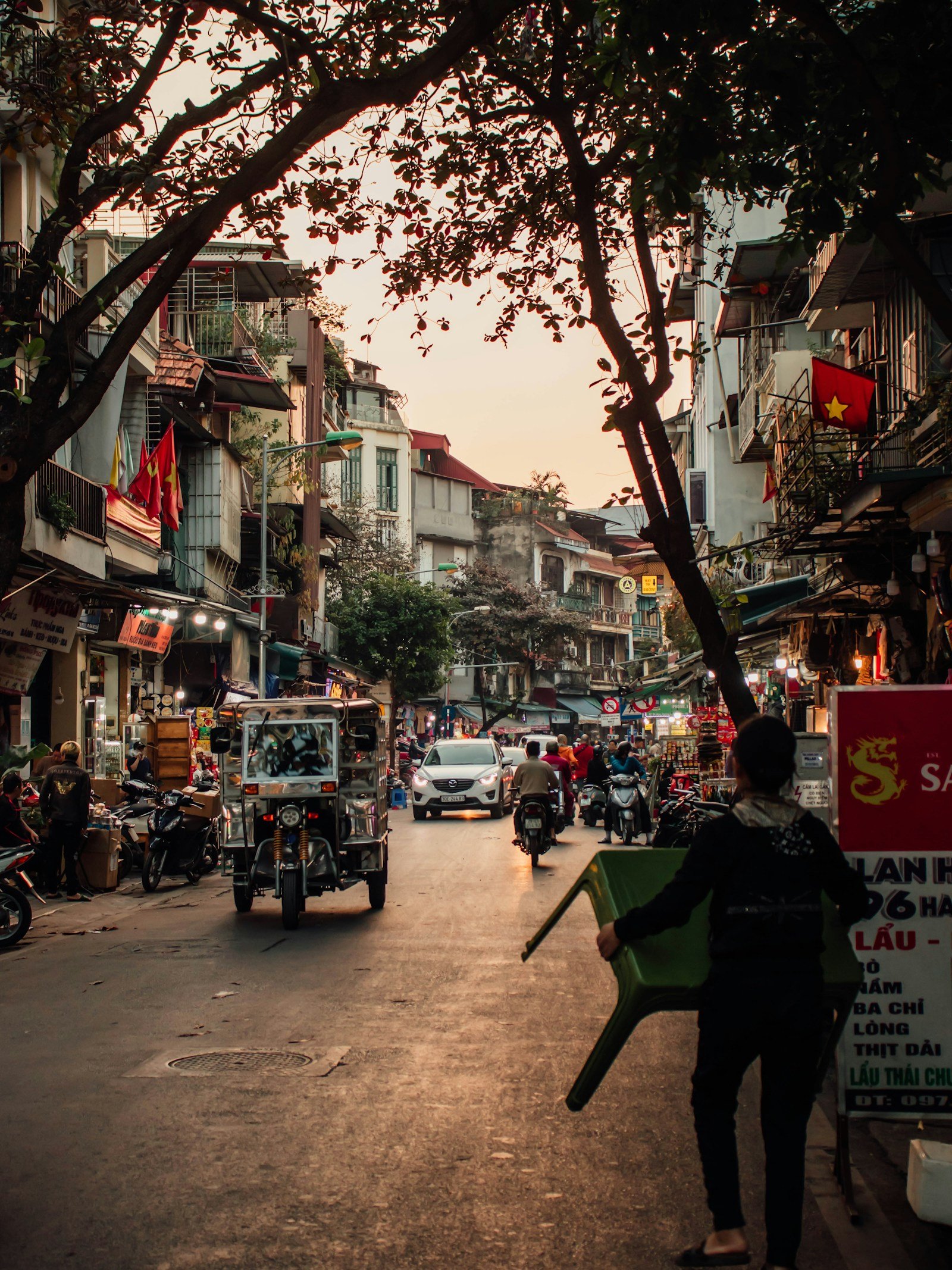 quando andare in vietnam Quando andare in Vietnam: il periodo migliore zona per zona Una strada di Hanoi con negozi e motorini